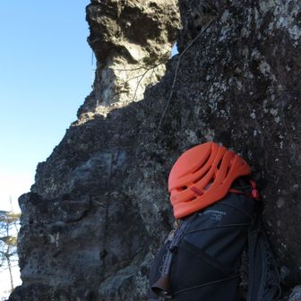 ザックはデポして、ここでヘルメットを装着(そして下山までずっとかぶっていました)。時間に余裕があるので登ります。