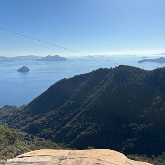 御山神社の脇の超斜めの岩からの眺め。超斜めで怖くてすぐ退散💦