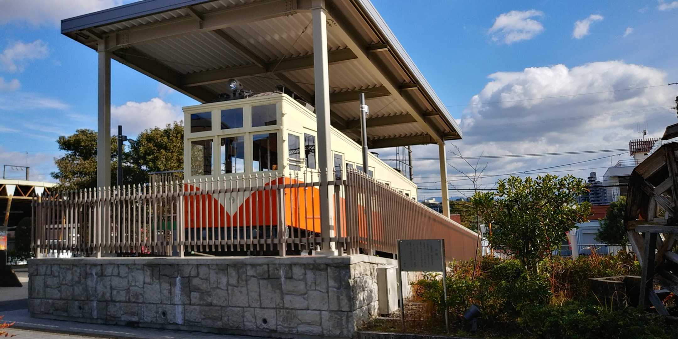 信貴山下駅前に展示されているケーブルカー。いかにも昭和らしいデザイン😁