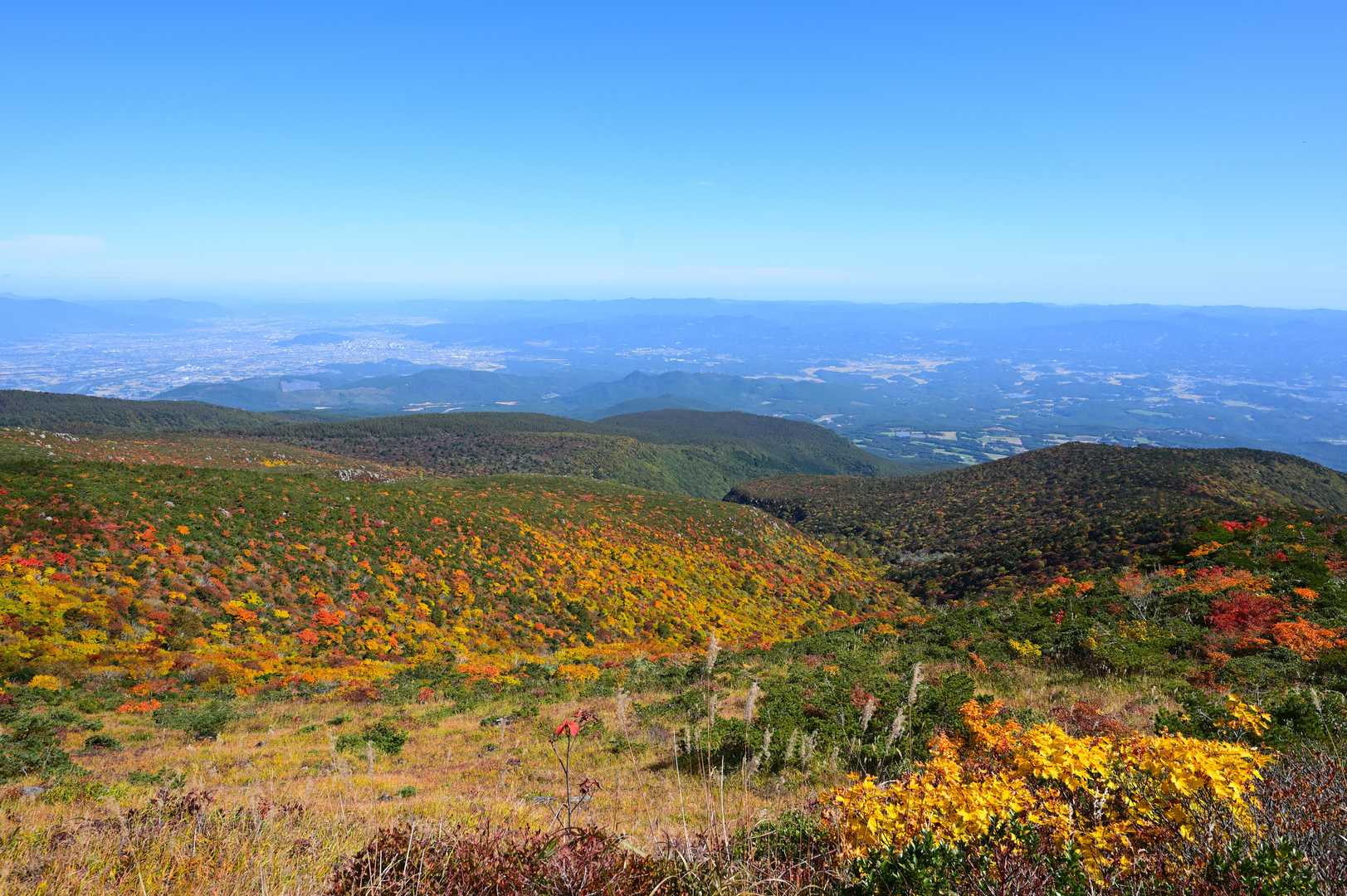 ロープウェイ山頂駅〜安達太良山間の景色。