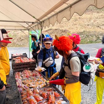 奥坂休憩所ではパンのお接待