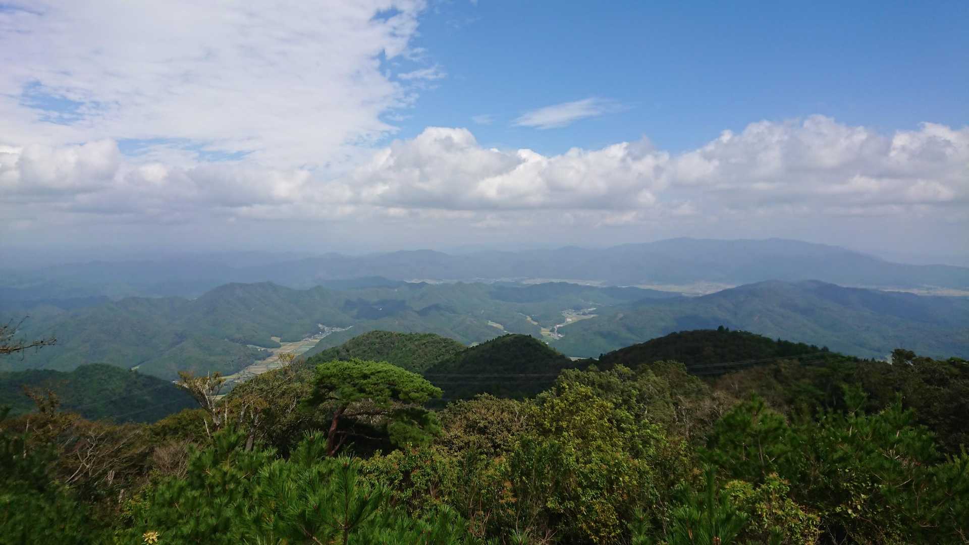 山頂広場からは南東方面へ180度視界が広がり、絶景を楽しめます。亀岡市内、愛宕山、京都盆地まで見渡せます。