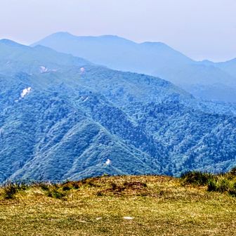 左上は釈迦ヶ岳、真ん中に御在所岳