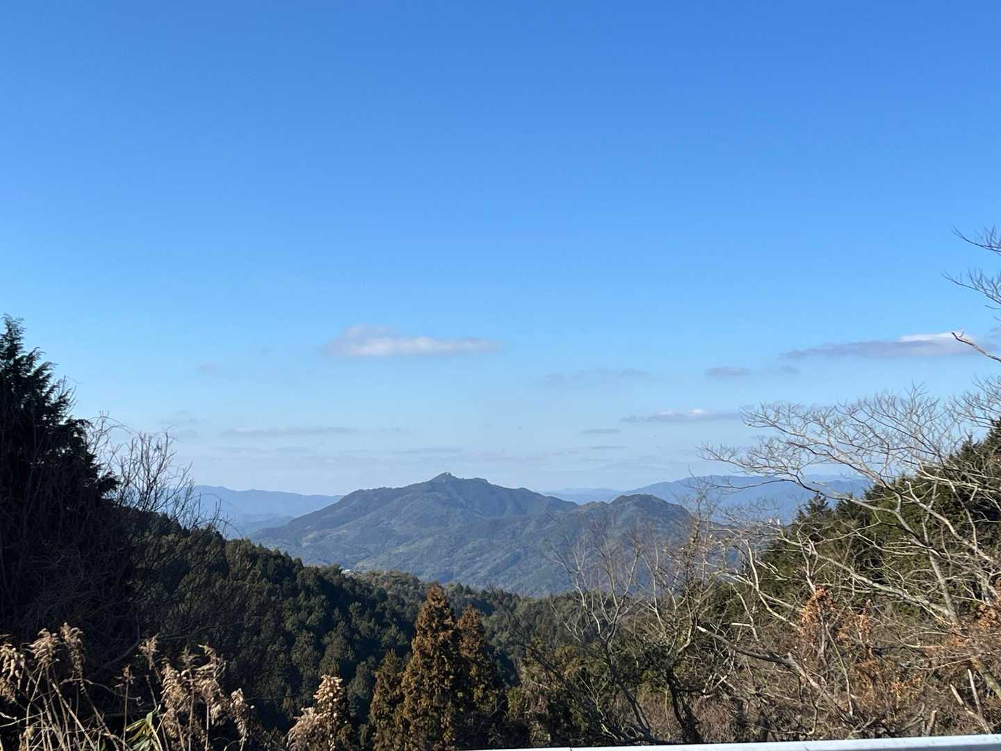 右手に素晴らしい尖峰は氷室ヶ岳。