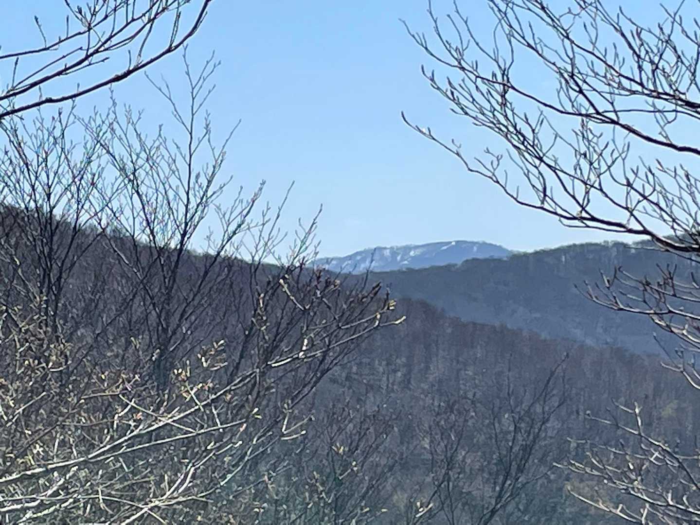 これから進む稜線と冠雪の上谷山が姿を現します。