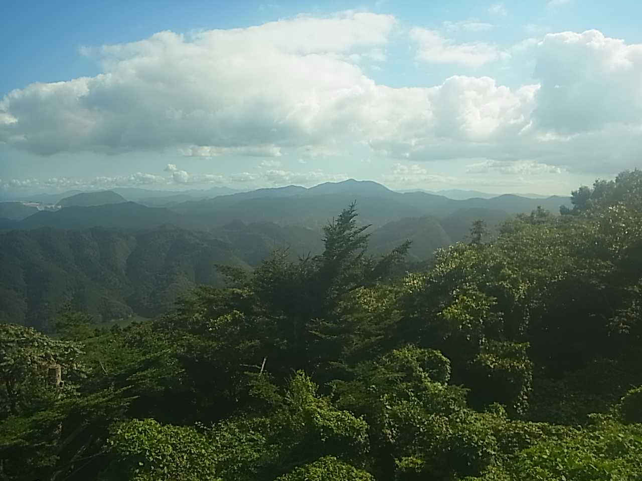 南側の展望台からは福智山をはじめ遠くの山々を見渡せます