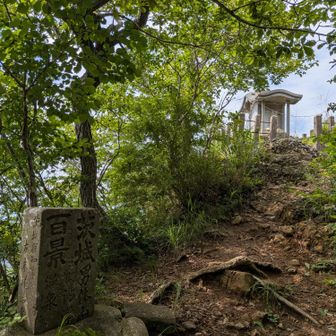 着きました　男体山山頂🙌
男体神社の奥宮🙏
山頂でお会いした方に教えてもらい、左側から祠沿いを歩いてその先の絶景を見に行きましたが、結構怖かった🤣