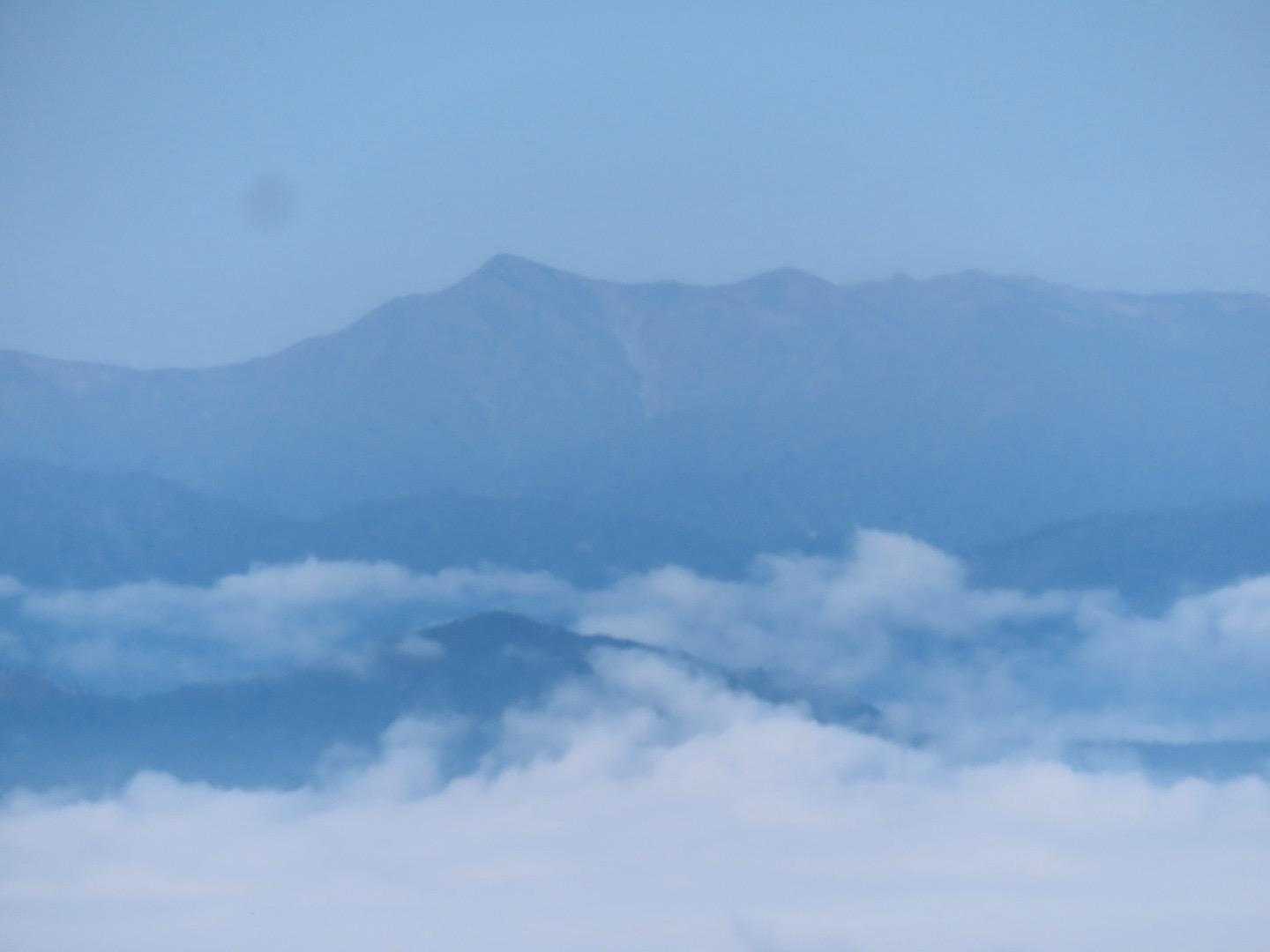 雲海の向こうに大朝日岳　明日も天気だったらなあ以東岳行こうかと思っていた