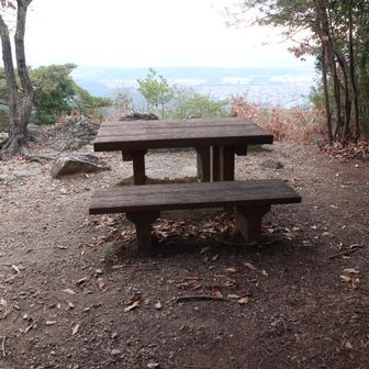 ベンチとテーブルもあります