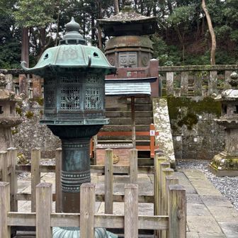 神廟宝塔。家康公が安置された場所。生誕地・岡崎を臨む西向きに。