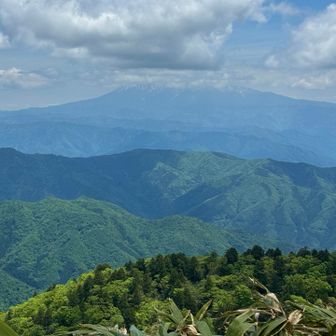 反対側に聳える御嶽山山頂は雲に覆われ、山容は若干ぼんやりしています。