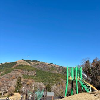 【大野山とローラー滑り台】
気を取り直して、メインの大野山に向かいます✊