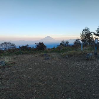 山頂ベンチから引きで