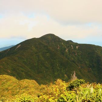 パノラマルートとの合流地点でもあります。
前神室山が見える。
アップダウン大変そう💦