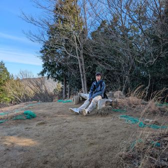 見晴らしのよい場所で休憩する次男