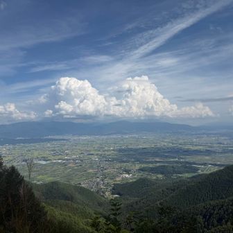 登山口近くから松本平がくっきり見えました。
あのラピュタみたいな雲が夕方猛威を振るうとは…
↑松本は夕方ゲリラ豪雨☂️になりました。