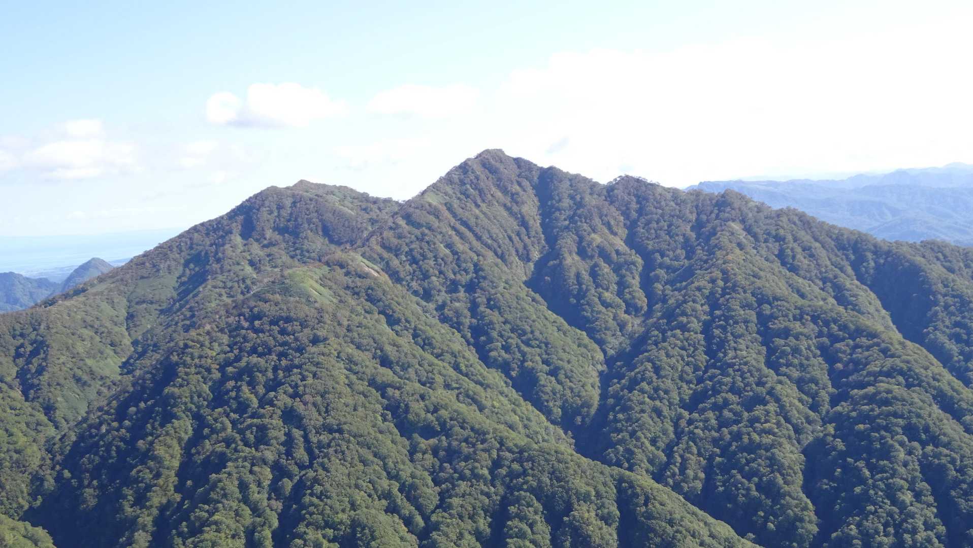 対岸の冷水岳
紅葉になったらきれいです
