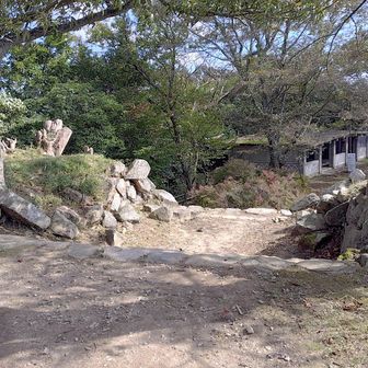 下山します。ここは門があったでしょう。右側には月見櫓がありました。