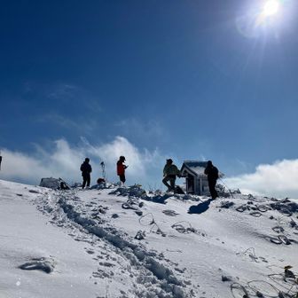 祠のある山頂到着！疲労感がどこかへいく