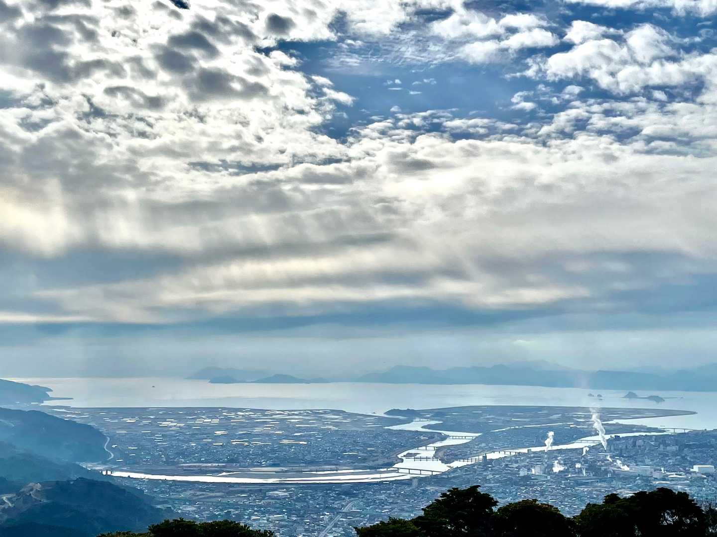 山頂からの眺望⬆️
真ん中には、球磨川が注ぐ八代海🏖✨宇土半島と天草諸島に囲まれた内海です✨工場の煙が目をひく八代市の街並みと海のある景色…🏭✨
