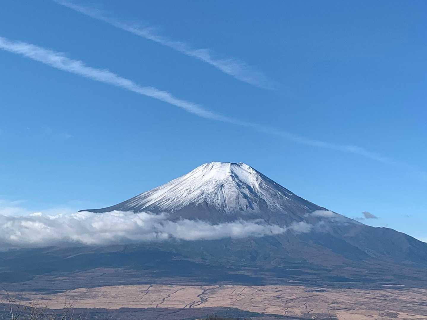 石割山 | 割れた巨岩を御神体とするパワースポットから、間近に富士山を望む稜線への写真