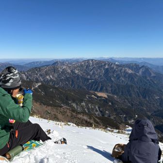 山頂は風があるので少し外れて休憩。
剣山系もよく見えました😄