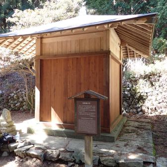 果無峠へ行く途中の観音堂
本来のテント泊予定地
水場に水が出ていなかった