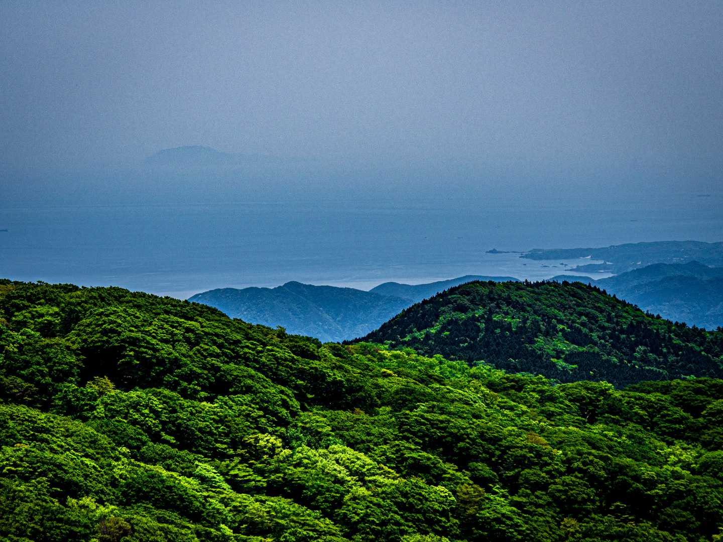 下田方面。
左上の島は新島かな。