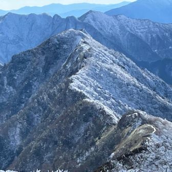 霧氷で白銀に色づいた山々