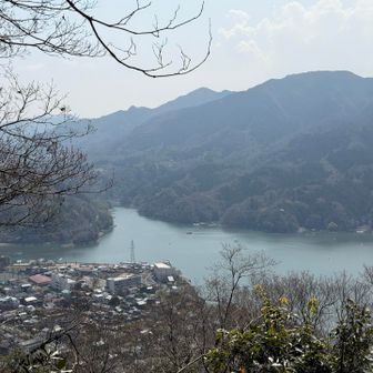 下山中の展望箇所より。相模湖〜