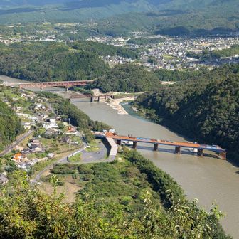 手前からリニア中央新幹線第二木曽川橋梁（工事中）、北恵那鉄道木曽川橋梁跡、玉蔵橋