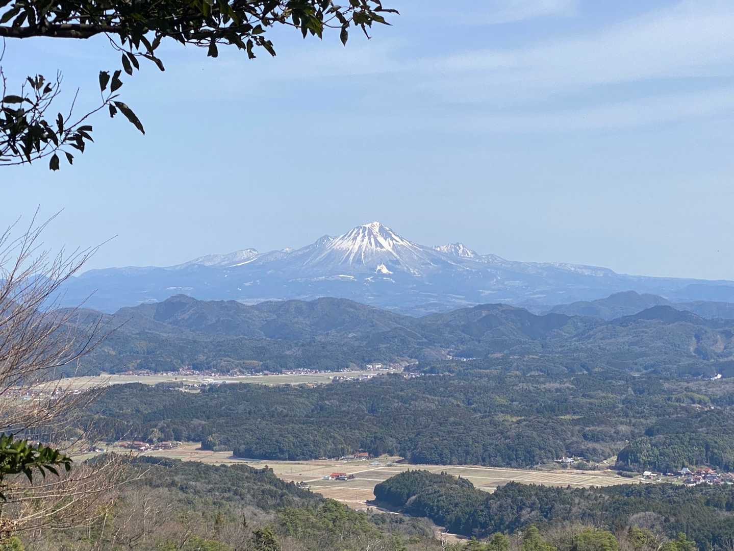 中高盛山のピークらしい所を過ぎて下ると、突然展望が開けました😳
大山がきれいです。