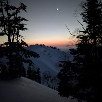 樹林帯に入り、ようやく斜度が緩やかになり、ホッとする。
月がでている✨

テン場に戻る。風があるので、お湯を沸かすのは諦め、アンパンと水分を取って寝袋に入り寝る。19:30
寝袋の入口を閉じると温かい！冬用寝袋スバラシイ！！