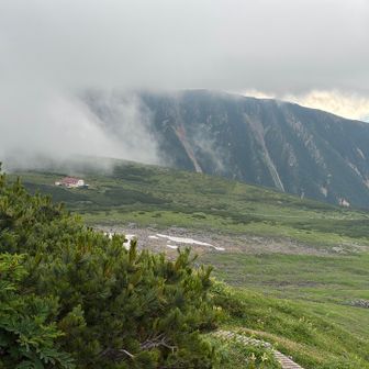 蔦山山頂から五色ヶ原山荘が見えました。