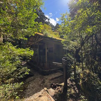 登りは暗闇で見えなかった淀川小屋