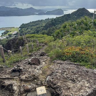 三日月山展望所の三角点と中央奥には母島が
見えています。