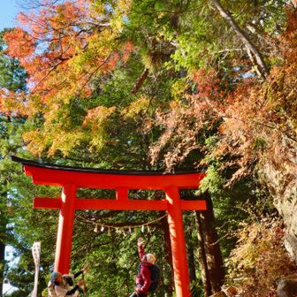 鳥居前で爆笑トーク。