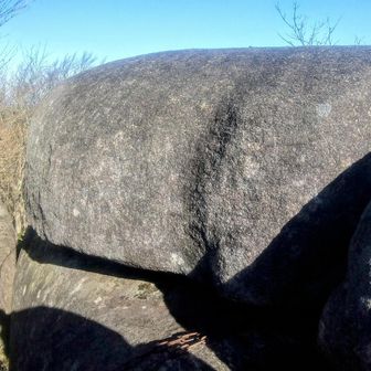 ペラペラ石は何処がペラペラ？と思うかも知れませんが…
裏手に回ると、これをペラペラと言うか！ともなります。🤣ぶ厚いです！