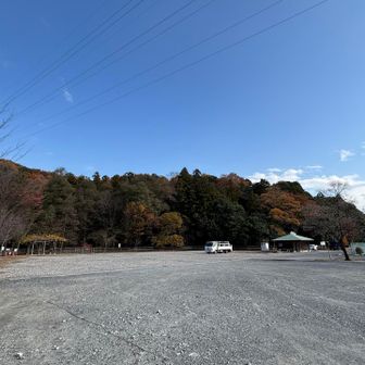 広大な駐車場🅿️に戻ってきました💪

山の中で出会ったおじさんに「紅葉綺麗だったぞ！俺と一緒のコースこれば良かったのに！無理矢理にでも連れてこれば良かったなぁ」と自慢げに話されて、こちらは苦笑い😅
（こちらにも計画で行きたいところあるので同行できません😤）
⬆️
強引に付き合わされずによかった😮‍💨

このあと養老のお肉屋さんに寄って、年末年始で食す🥩を買い込んで帰りました🚙💨
充実した徹夜勤明けでした👏