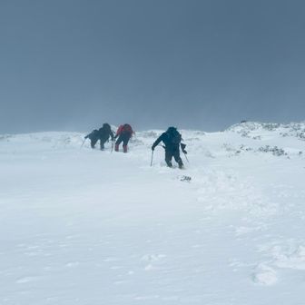 先方者の方々も最後の急登を風が強い中、頑張って登っておられます。
