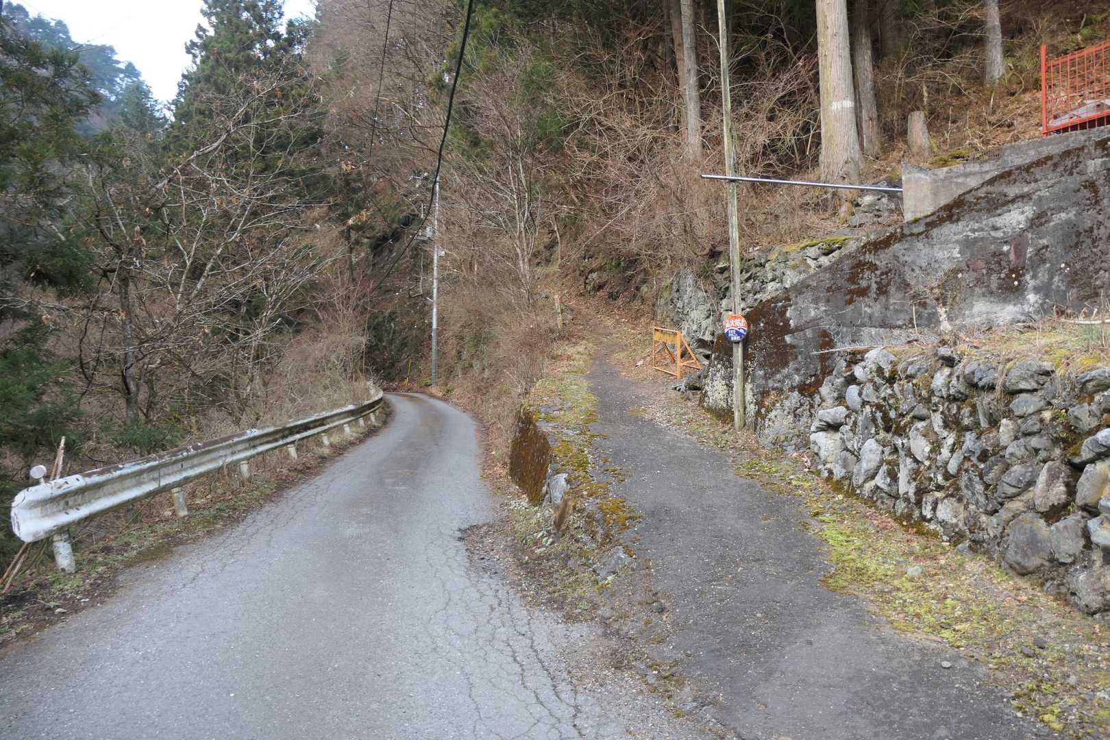 右側の道です。