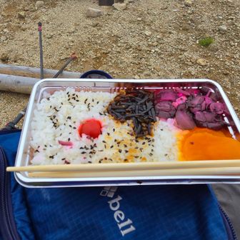 御西小屋に再着し昼食→切合小屋の弁当をペロリと平らげ…