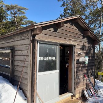 山頂は風が強いので避難小屋でお昼にしてる人が沢山いました。