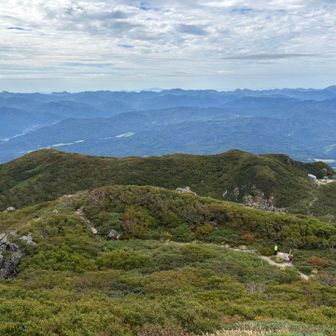 遠くに白神山地