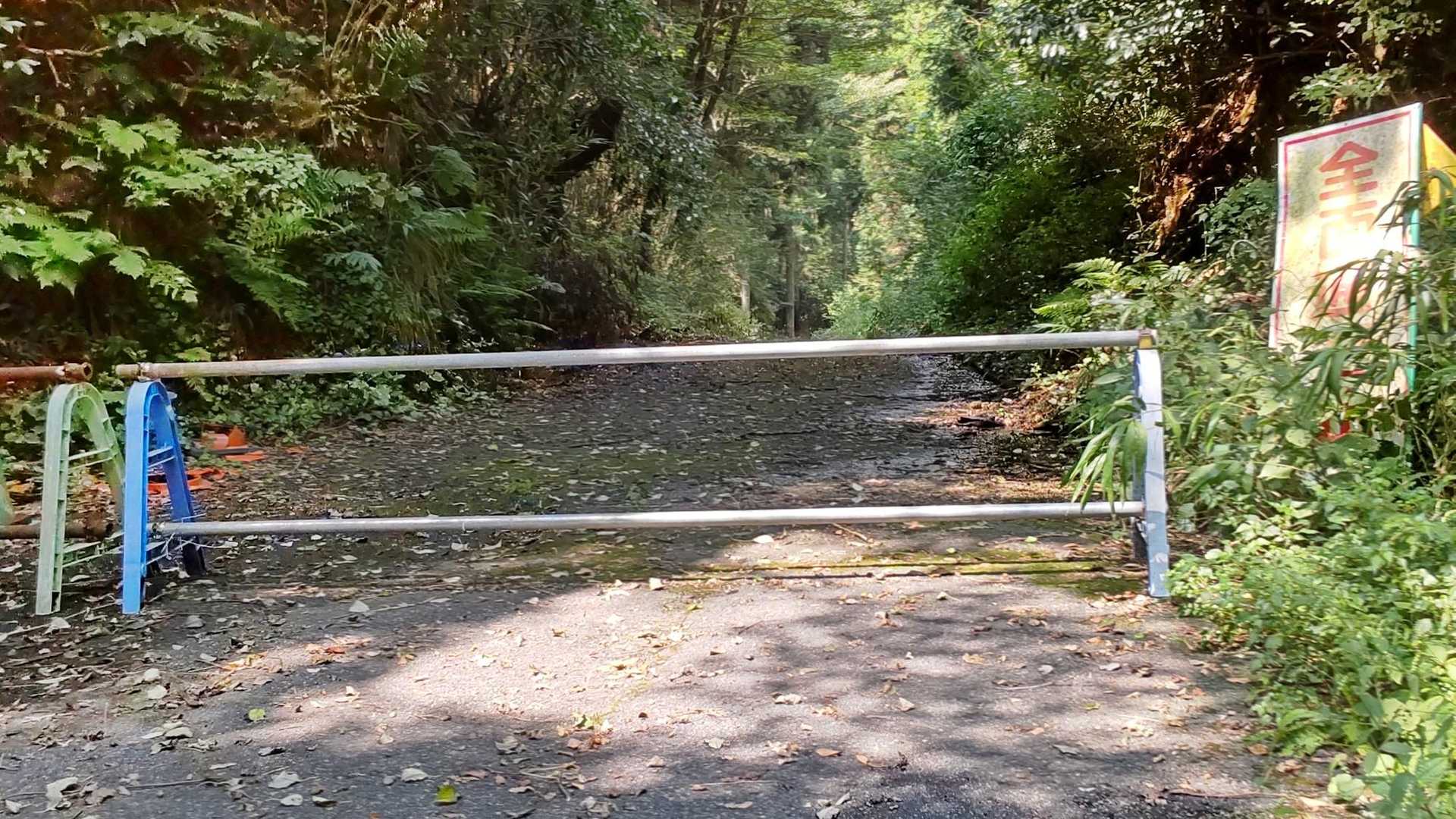 無事に下山しました。
七曲峠からダムの方へは全面通行止め🚧
復旧されるのでしょうか。