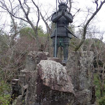 山中鹿介幸盛の銅像