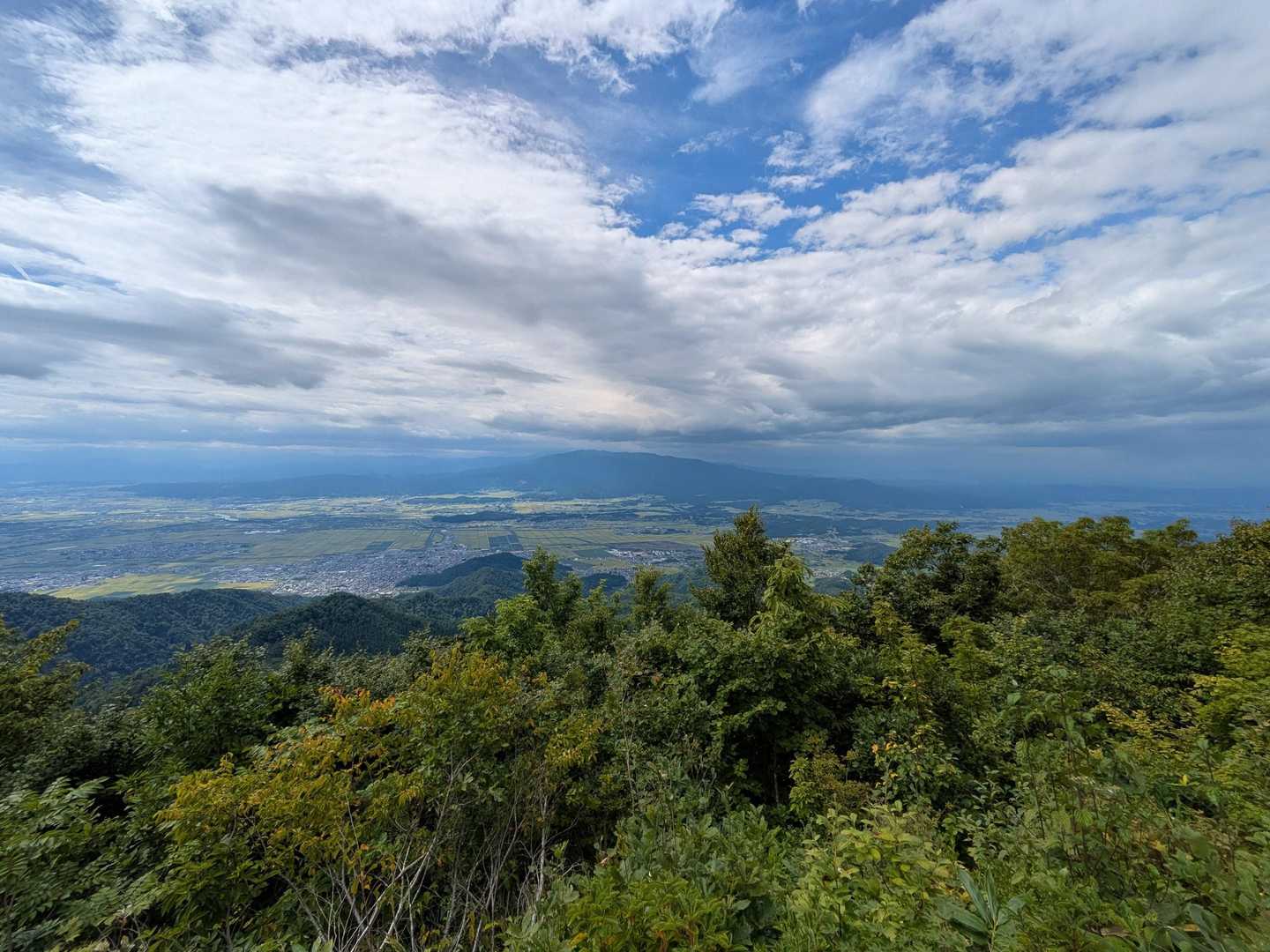 開けて東根市、村山葉山（かな🤔）月山はガスの中。雨が降りそうな雲…天気予報チェックしたら15:00頃から雨となってた😖
