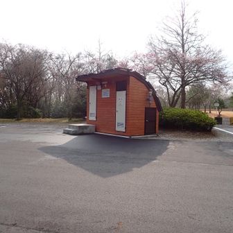 庭田公園のトイレ
ドアの高さが違うのはなんで？