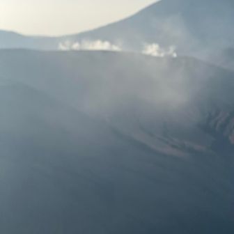 新燃岳を拡大してみると煙が上がっている