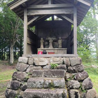 文珠山城跡に置かれた祠です😊
三角点を探してあちこち歩き回りました😊
でも見つからなくて？